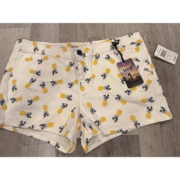 Bebop Be You Be Free Shorts Women's 15 White Pineapple Print Low Waist Pockets - Picture 1 of 8
